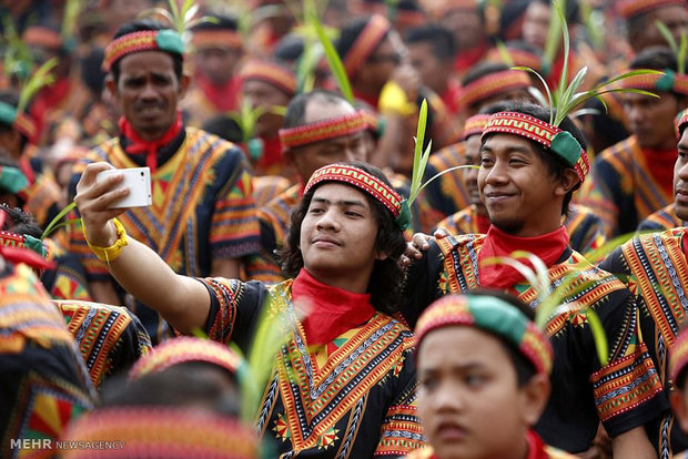 عشرة آلاف رجلايؤدون الرقصة الشعبية بشكل منسق في أندونيسيا 
