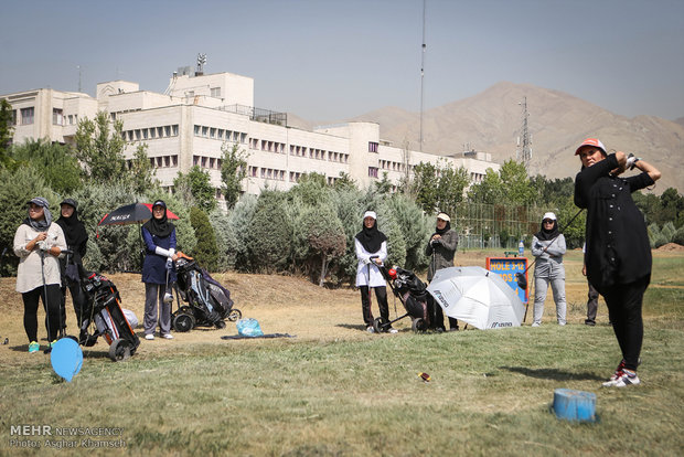 İranlı kadınlardan golf yarışması