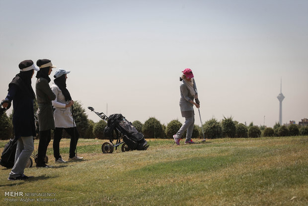 İranlı kadınlardan golf yarışması