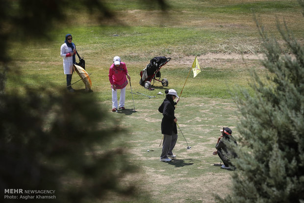 İranlı kadınlardan golf yarışması