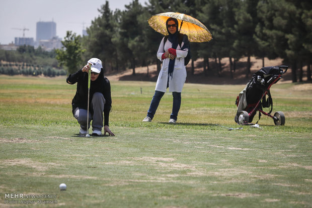 İranlı kadınlardan golf yarışması