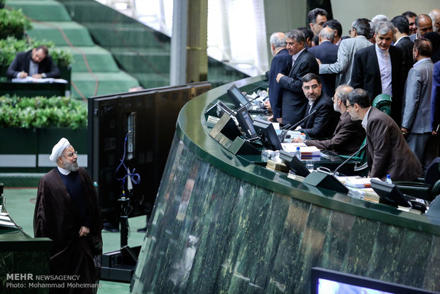 İran Meclisi'nin yeni hükümete güvenoyu oturumundan kareler