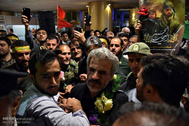 استقبال مردم وخادمان حرم رضوی از خانواده شهید حججی درفرودگاه مشهد‎