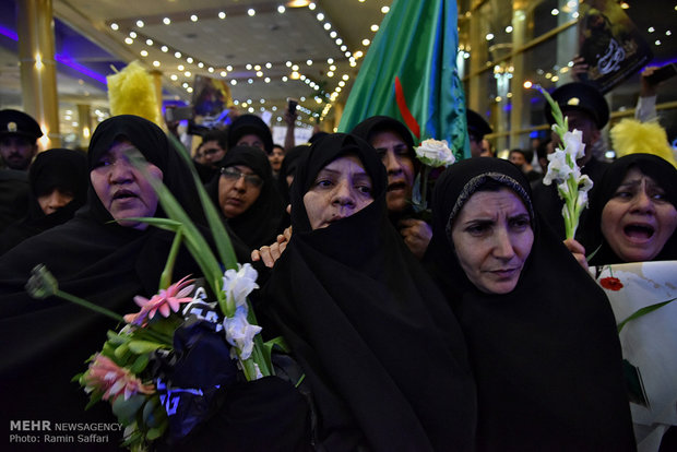 استقبال مردم وخادمان حرم رضوی از خانواده شهید حججی درفرودگاه مشهد‎