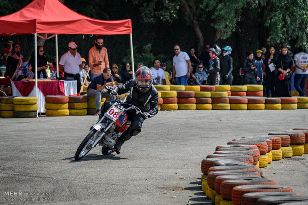 İran'daki kadınlardan moto race yarışması