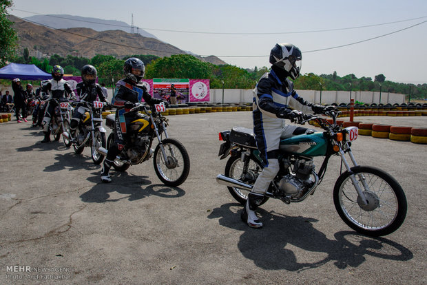 İran'daki kadınlardan moto race yarışması