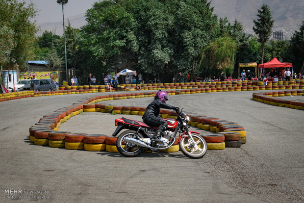 İran'daki kadınlardan moto race yarışması