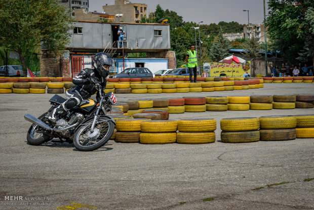 İran'daki kadınlardan moto race yarışması