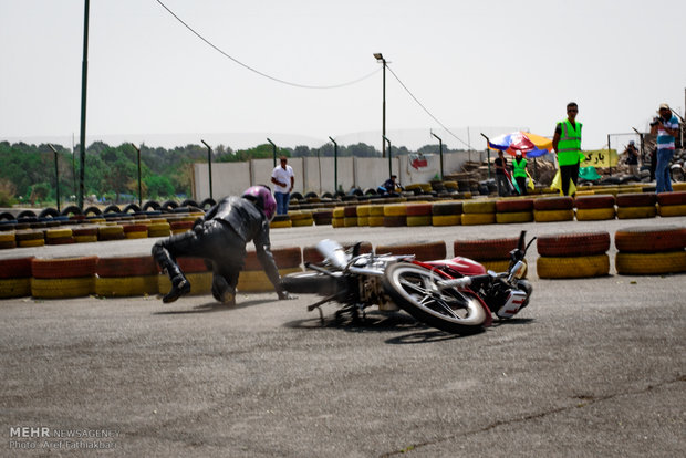 İran'daki kadınlardan moto race yarışması