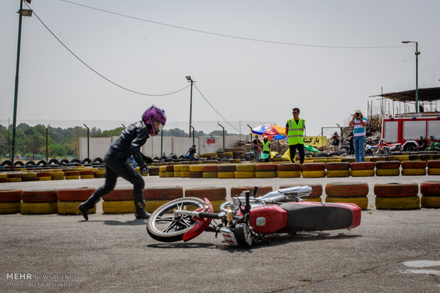 İran'daki kadınlardan moto race yarışması