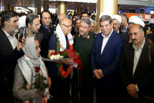 استقبال از پدر شهید «کورسل» در فرودگاه مشهد