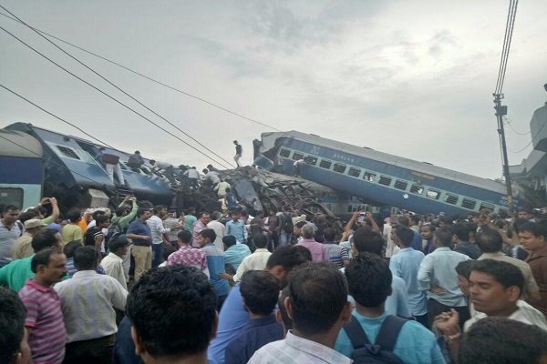 اتر پردیش میں مسافر ٹرین کے حادثے میں 70 سے زائد افراد زخمی