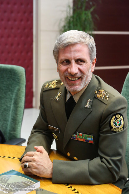 وزير الدفاع الإيراني الجديد يستهل عمله مباشرتا بعد منح الثقة