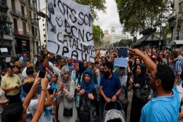 تجمع گروهی از مسلمانان در مرکز بارسلون در اعتراض به حمله تروریستی