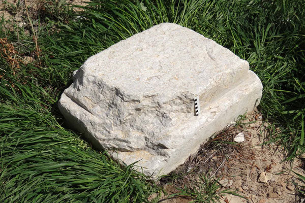 کشف پایه ستون و قطعاتی از جاده سنگفرش در راه شاهی هخامنشی