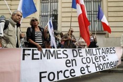 همسران نظامیان فرانسوی دست به تظاهرات زدند