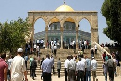مستوطنون یدنسون حرمة المسجد الأقصی المبارک