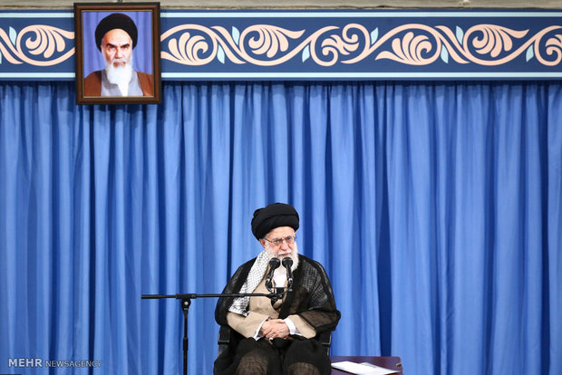 قائد الثورة: هزيمة أمريكا في المنطقة من معجزات الثورة الإسلامية