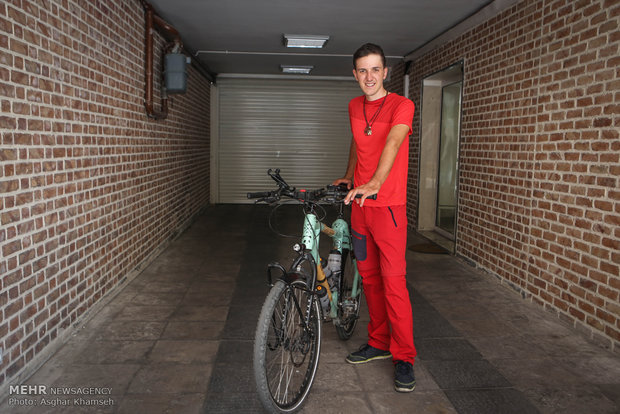 Cyclist Basti Gutmann in Iran for his nature tour