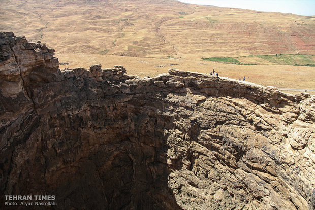 Takht-e Soleyman: harmonious sanctuary inspired by natural context