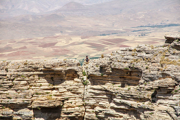 Takht-e Soleyman: harmonious sanctuary inspired by natural context