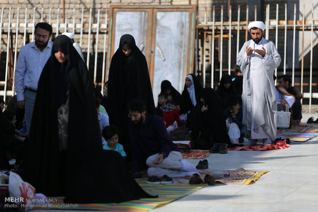 Jamkaran Mosque hosts Muslims celebrating Eid al-Adha