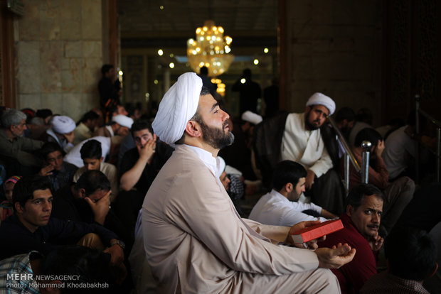 Jamkaran Mosque hosts Muslims celebrating Eid al-Adha