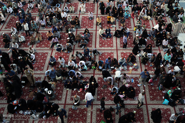 Jamkaran Mosque hosts Muslims celebrating Eid al-Adha