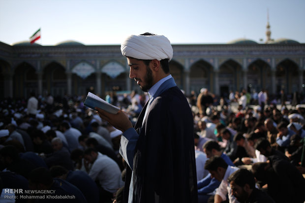 Jamkaran Mosque hosts Muslims celebrating Eid al-Adha