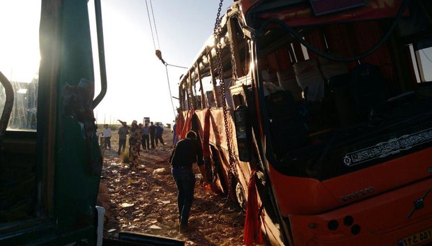 فیلم انتقال ۴ تن از مصدومان حادثه واژگونی اتوبوس هرمزگان به شیراز
