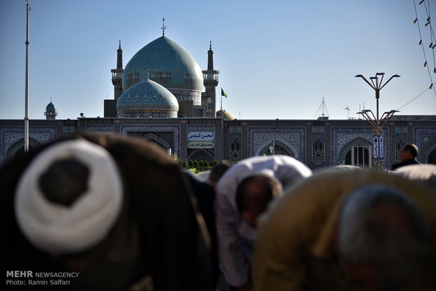 اقامه نماز عید قربان در حرم مطهر رضوی