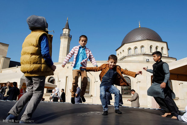 مشاهد من إحتفالات عيد الأضحي المبارك في مختلف أنحاء العالم