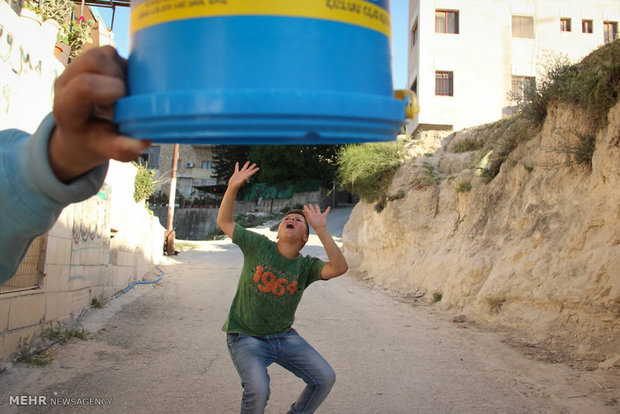 شباب فلسطينيون يبدون عن مواهبهم من خلال التصوير الفوتوغرافي