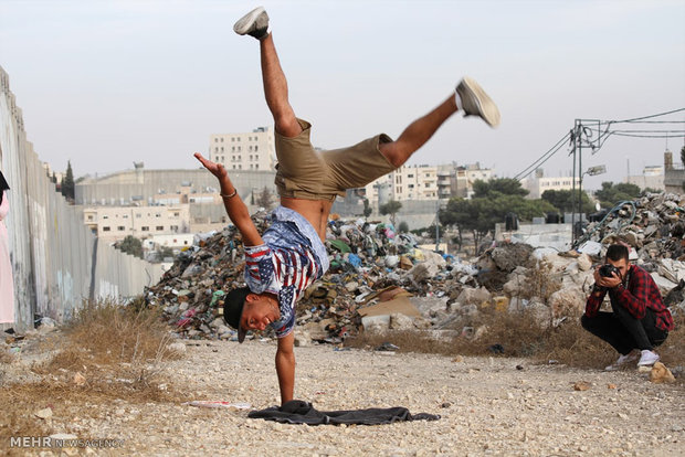 شباب فلسطينيون يبدون عن مواهبهم من خلال التصوير الفوتوغرافي