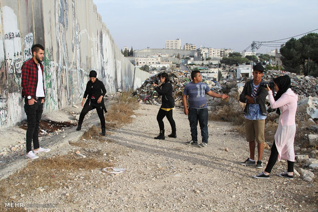 شباب فلسطينيون يبدون عن مواهبهم من خلال التصوير الفوتوغرافي