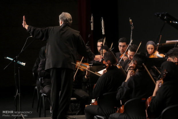 Salar Aghili performs with Iran's Natl. Orchestra 