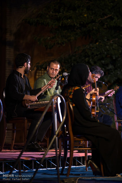Alireza Ghorbani stages concert in Qazvin