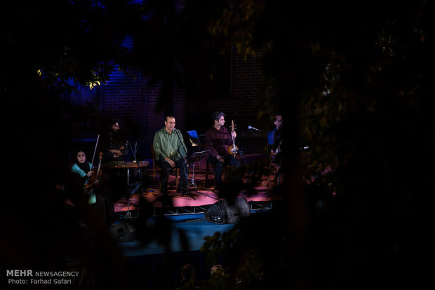 Alireza Ghorbani stages concert in Qazvin