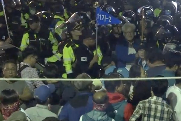 درگیری میان پلیس و معترضان به استقرار سامانه «تاد» در کره جنوبی
