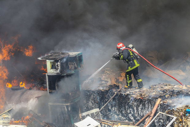 آتش سوزی مرکز غیرمجاز ضایعات و کاغذ در قم‎