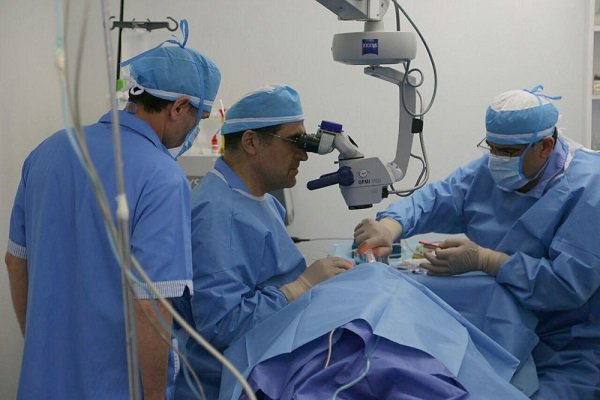عمل جراحی چشم بیماران شیروان توسط وزیر بهداشت انجام شد