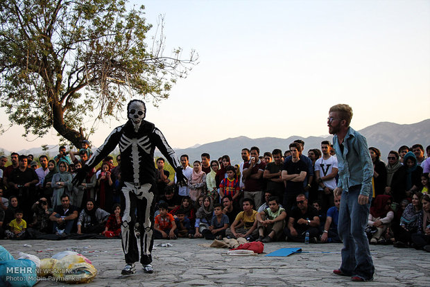 İran'ın Merivan kentinde sokak tiyatrosu