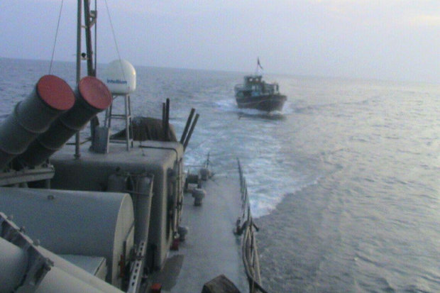 İranlı muhrip'ten ABD savaş gemisine uyarı