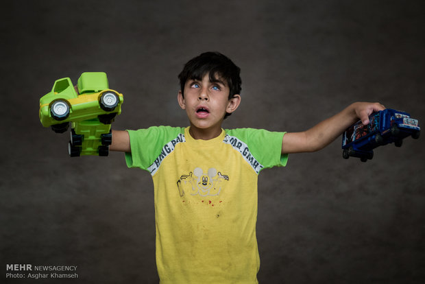 ابولفضل گل خانی، هشت ساله و متولد روستای چهاربرج است. او اکنون در سال اول ابتدایی تحصیل می‌کند .