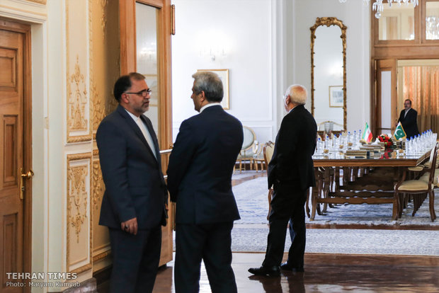 Zarif receives Pakistani counterpart in Tehran
