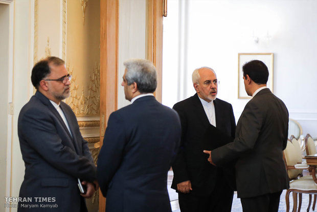 Zarif receives Pakistani counterpart in Tehran