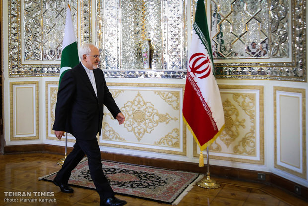 Zarif receives Pakistani counterpart in Tehran