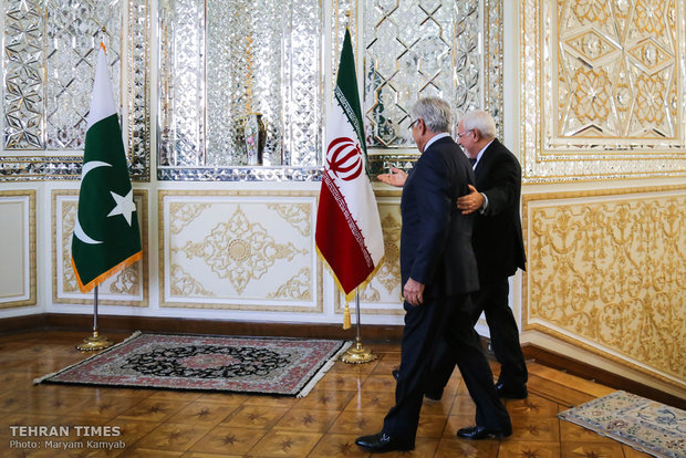 Zarif receives Pakistani counterpart in Tehran