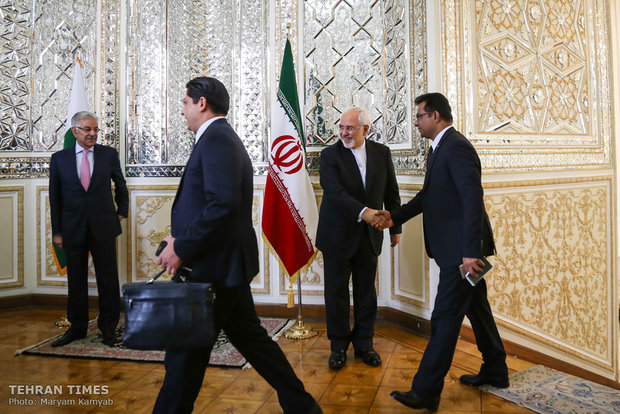 Zarif receives Pakistani counterpart in Tehran