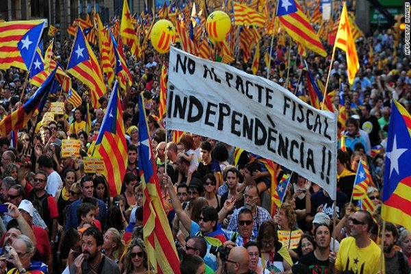تجمع صدها هزار نفر از مردم کاتالونیا اسپانیا در تاریخ اول اکتبر
